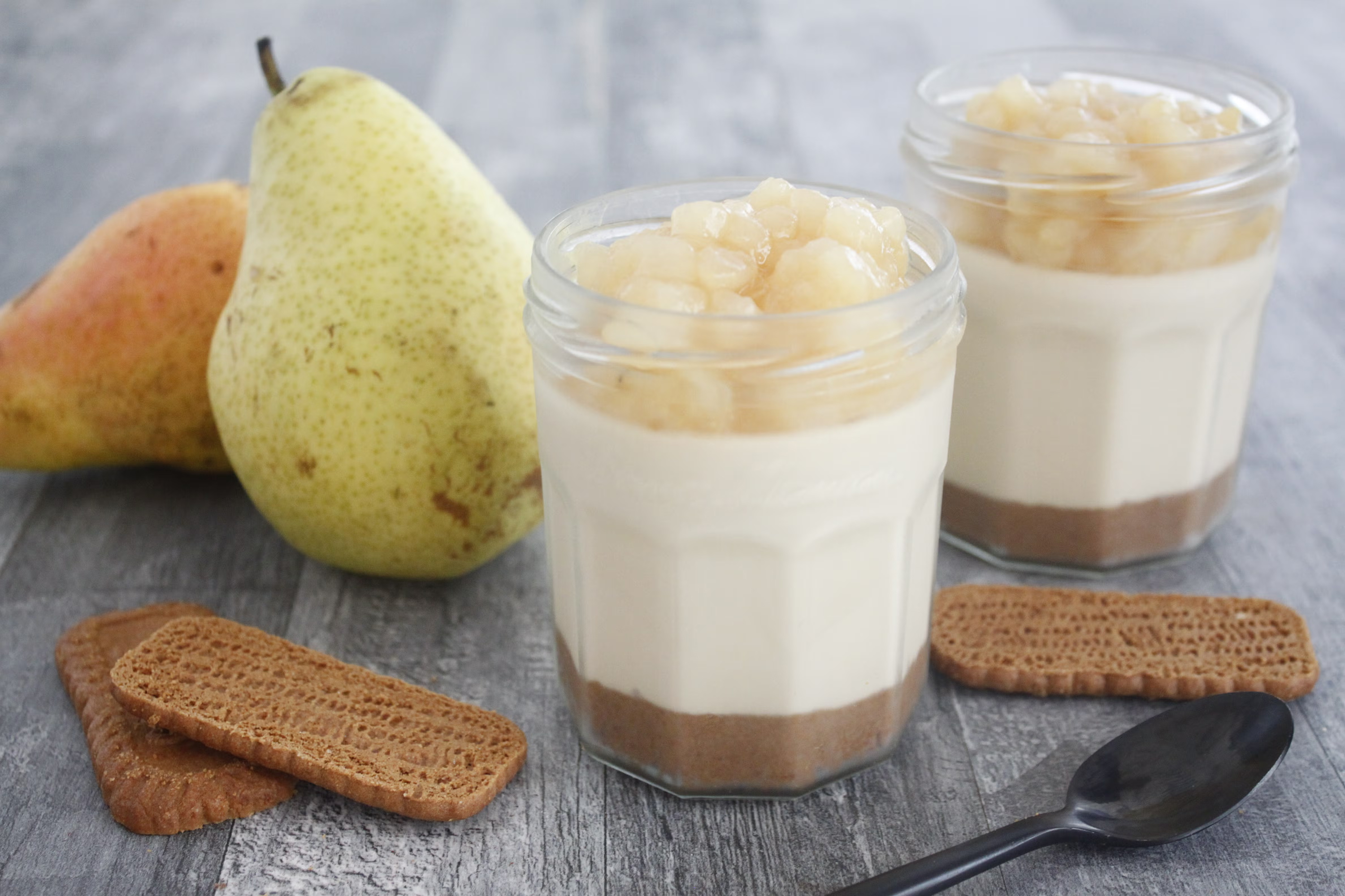 Μίνι no‑bake cheesecake πραλίνας σε ποτήρι με βάση Speculoos και σοταρισμένα κυβάκια αχλαδιού